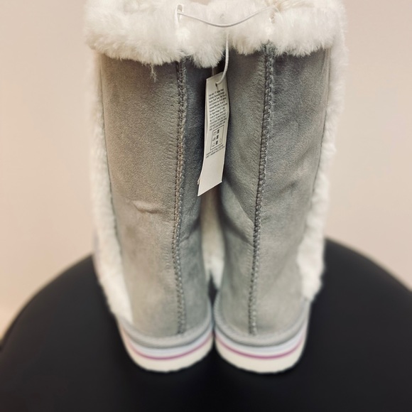 Girls boots w/ fuzzy lining.Old Navy.Size:13 Grey - Picture 3 of 8